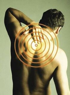 Durerea de spate care se agravează odată cu inhalarea este un simptom al osteocondrozei toracice